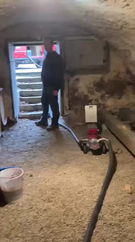 Le matériel de transfert dans la cave des Terrasses du Roty lors du soutirage du millésime 2025