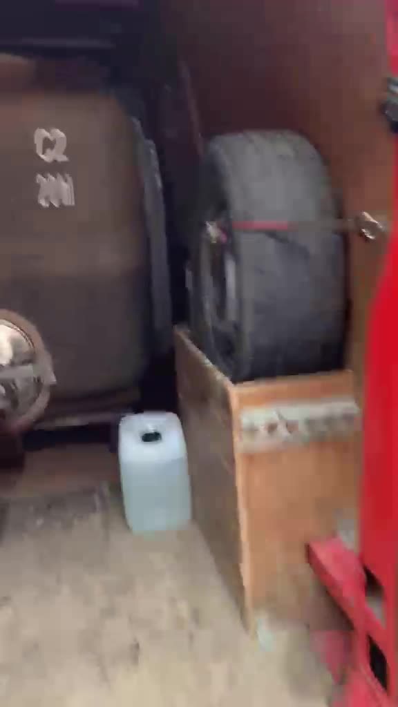 Des barriques dans la cave des Terrasses du Roty