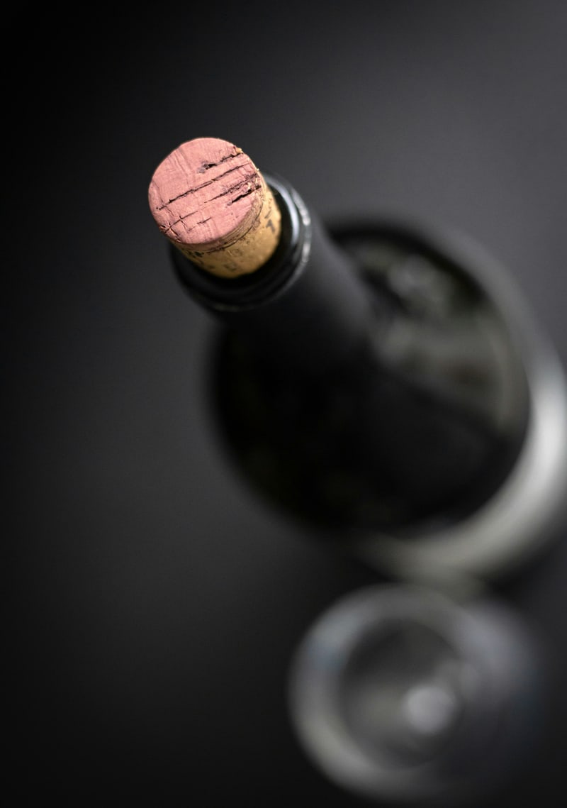 Photographie d’illustration : détail d’un goulot de bouteille de vin