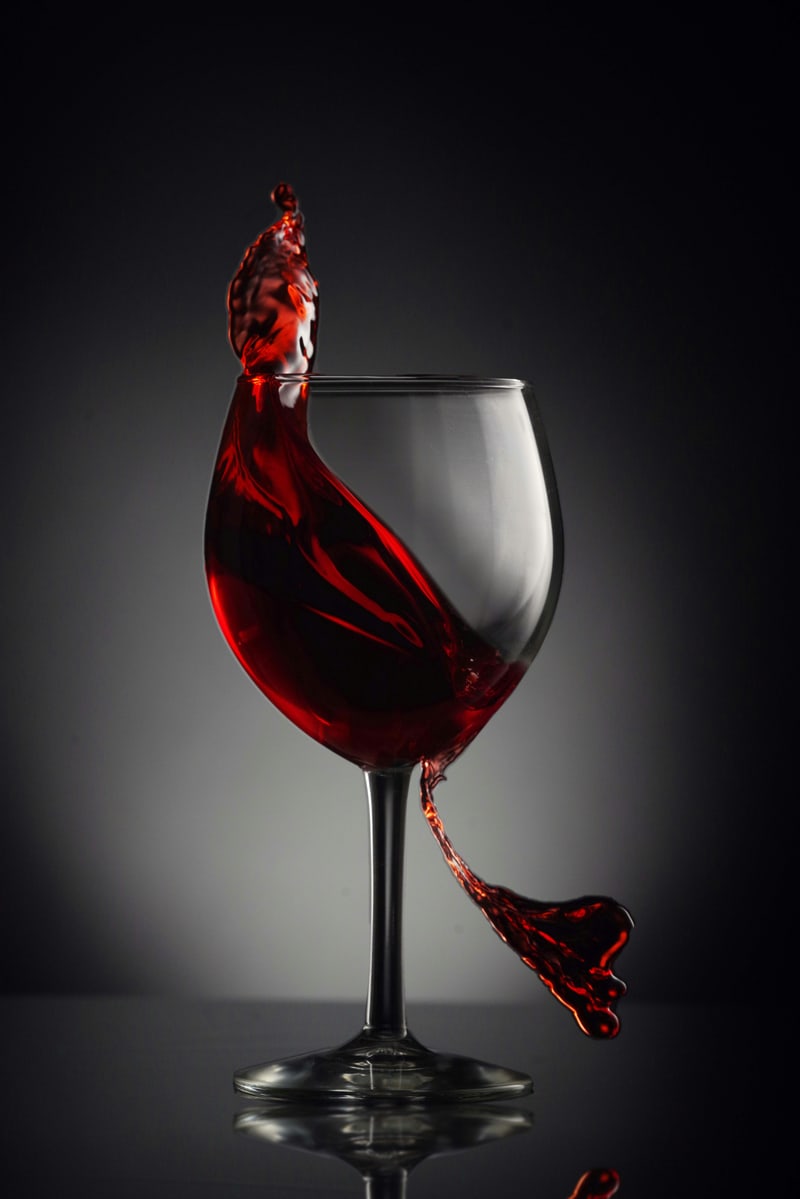 Photographie d’illustration : du vin rouge en mouvement dans un verre