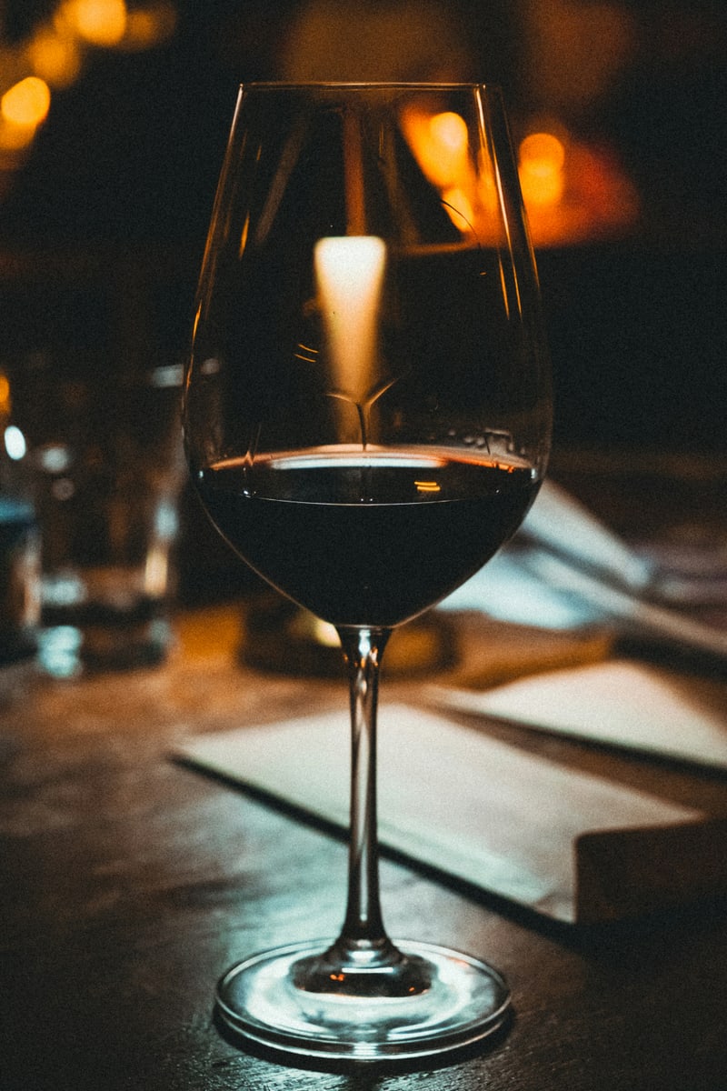 Photographie d’illustration : un verre de vin rouge sur une table de restaurant
