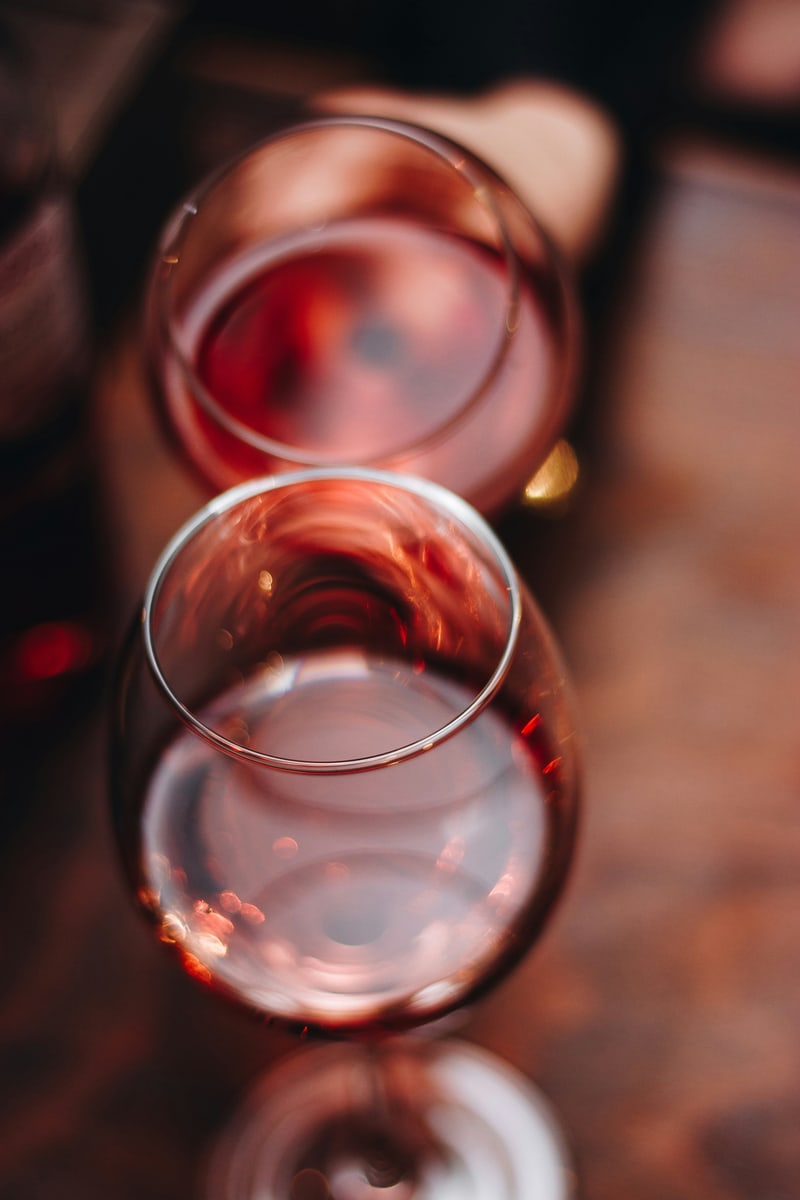 Deux verres de vin aux reflets lumineux, photographie d’illustration